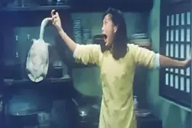 女子在厨房煲甲鱼汤，甲鱼变生还咬她的手视频封面
