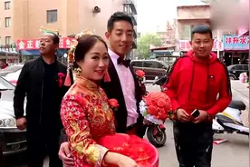 实拍下新娘喊爸爸，爸爸的回答看把新娘乐的都遮挡住了脸视频封面