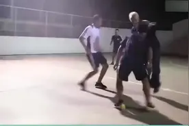 老大爷踢球完爆球场年轻人，他的真实身份竟然是……