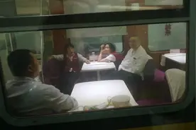 跨越琼州海峡：列车中间两段车厢也被推进渡轮视频封面