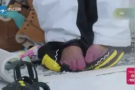 雪屋里，黄队答错题被惩罚，郑凯脱掉袜子光脚被邓超捉弄，太搞笑视频封面
