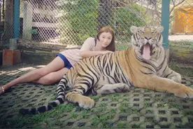 女游客与蛇互动玩亲亲，不料惨遭“蛇吻”，吓得训蛇师直尖叫！图片