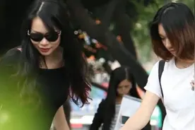 行李箱传出婴儿哭声，好心人急忙报警，满满正能量视频封面