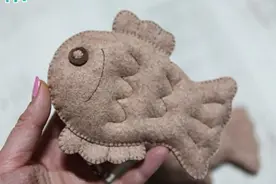 10步DIY布艺娃娃 卡哇伊和风鲤鱼公仔图片