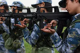 海军陆战队女兵魔鬼训练生剥活蛇图片