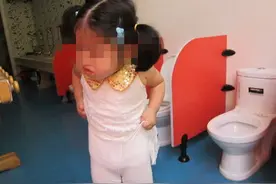 三岁女儿站着尿尿妈妈不禁止，之后搞笑的一幕发生了图片