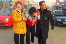12岁男孩因为它导致胃溃疡穿孔，切掉半个胃！图片