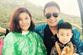 林永健露大白腿晒一家三口幸福合影 林大竣手抱猴图片
