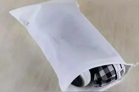 不知道为什么她要把鞋袋罩住自己的头  看到最后我不得不服！图片