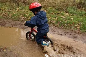 为何英国父母不阻止孩子在泥水坑中玩，原来.....图片