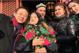 北京：百岁老人圆梦北京 登上天安门城楼图片