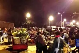 柳州：凌晨交警联合多部门整治西江路“马路市场”图片