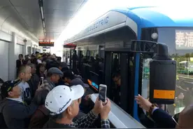 “奉浦快线”试运营首日被挤爆，一老年乘客购500张单程票只为收藏图片
