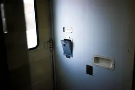 【绿皮火车专题之五】在车厢连接处，与他们度过一支烟的时间图片