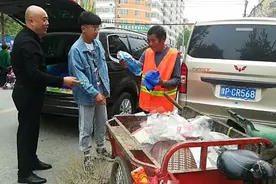 带着儿子做公益，周口“光头哥”给环卫工送爱心图片