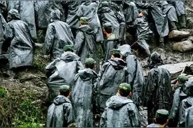 她在汶川地震中被徒手刨出来 10年后见到救命恩人图片