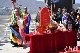 吉林松花江畔上演开江捕鱼醒网大典图片