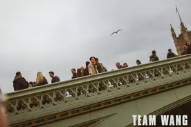 王嘉尔漫步伦敦街头 演绎冬日“男友”风图片