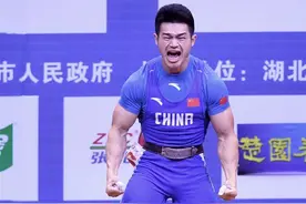全国男子举重锦标赛：石智勇获69公斤级抓举、挺举和总成绩三项冠军图片