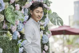 吴樾春日街拍曝光 静享悠闲下午茶图片