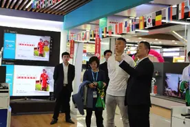 海信世界杯定制版电视在京开售，于大宝直言看球“就像站在场上”图片