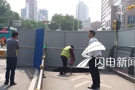 济南经七纬十二塌陷路面已铺设钢板 非机动车道恢复通行图片