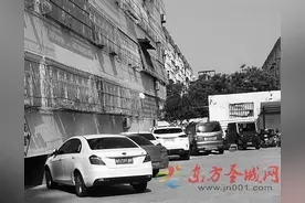 小区大门成摆设，居民私自安地锁 社区协调成立自管会，小区将迎封闭管理图片