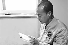 外卖小哥雷海诗词大会夺冠后：档期排满 不停跑场子图片