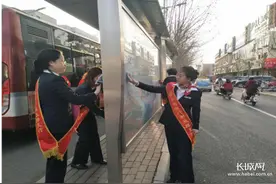 中国银行河北省分行沧州解放路支行：学习雷锋 中行职工在行动图片