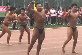 行走的腱子肉！高校运动会男子健美队秀肌肉引全场尖叫！视频封面