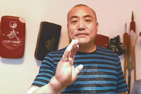 男子一掌可劈8块砖 苦练铁砂掌20年想要为铁砂掌正名图片