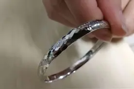 女乘客手镯滑落浑然不觉，地铁工作人员反复核对物归原主图片