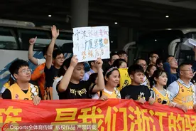 浙江广厦抵杭队员难掩失落 球迷高举标语暖心接机图片