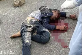 桂林一轿车与摩托车发生碰撞，摩托车主被卷入车底，血流一地图片