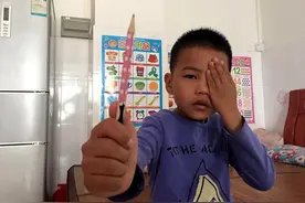 危险！用橡皮筋弹铅笔，虎门一名六岁男童右眼被同学射残图片