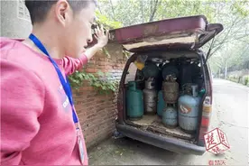 4辆面包车竟充当煤气站，城管现场查处88个液化气坛图片