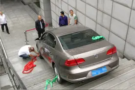 司机误把人行台阶当停车场入口 一开下去就遭了图片