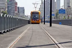 松江“蚕宝宝”有轨电车今起动态调试，时速可达70公里/小时图片