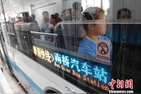 上海首条BRT奉浦快线迎来首个双休日大客流图片