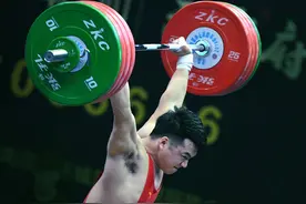 全国举重锦标赛在宜昌举行，田涛家门口轻取三金图片