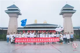大学生东湖磨山景区门口玩快闪，用歌声展示青春风采图片