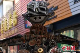 吉林修理工用废旧摩托车零件制成机器人图片