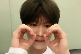 三百万粉丝福利上线 范丞丞晒自拍萌照图片