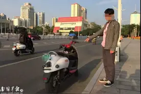 南宁三辍学少年深夜炫车技并拍照直播，车子突失控倒地划出长长火花图片