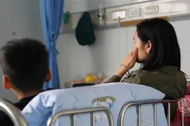 千万注意！年轻妈妈停车忘拉手刹，车溜坡车内孩子受伤图片