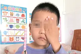 玩耍中被同伴铅笔射中图片