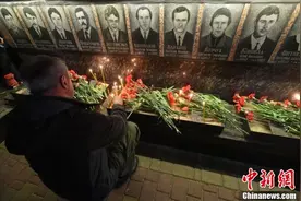 切尔诺贝利核事故32周年 民众悼念牺牲的清理者图片