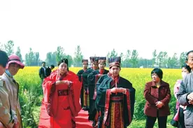 朝新人扔鸡蛋、把新郎绑树上、给公婆抹黑脸……婚，拒绝浑图片