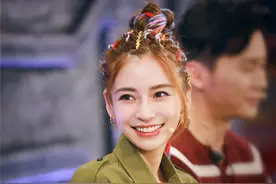 Angelababy解锁新造型 彩线和秀发盘成丸子头图片