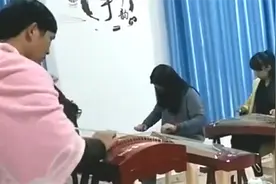 暖男！男老师背着7个月大孩子上课！网友：遇到这样的就嫁了吧！视频封面